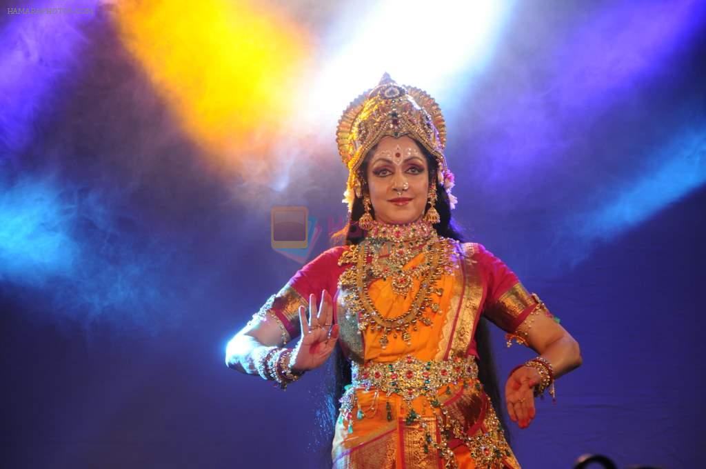 Hema Malini at Shree Kali durga puja in Mumbai on 1st Nov 2013