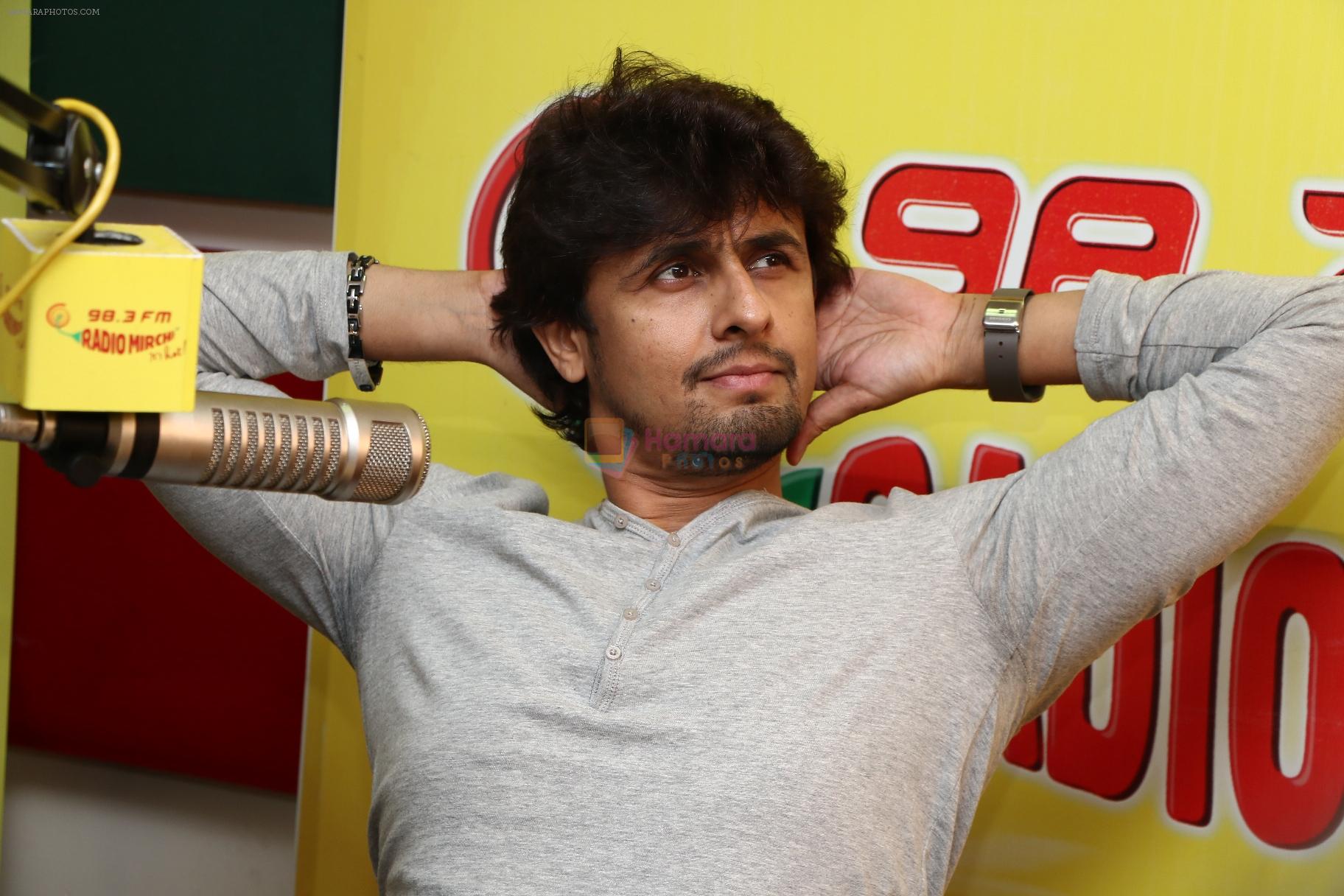 Sonu Nigam at Radio Mirchi Mumbai studio on 7th Nov 2013