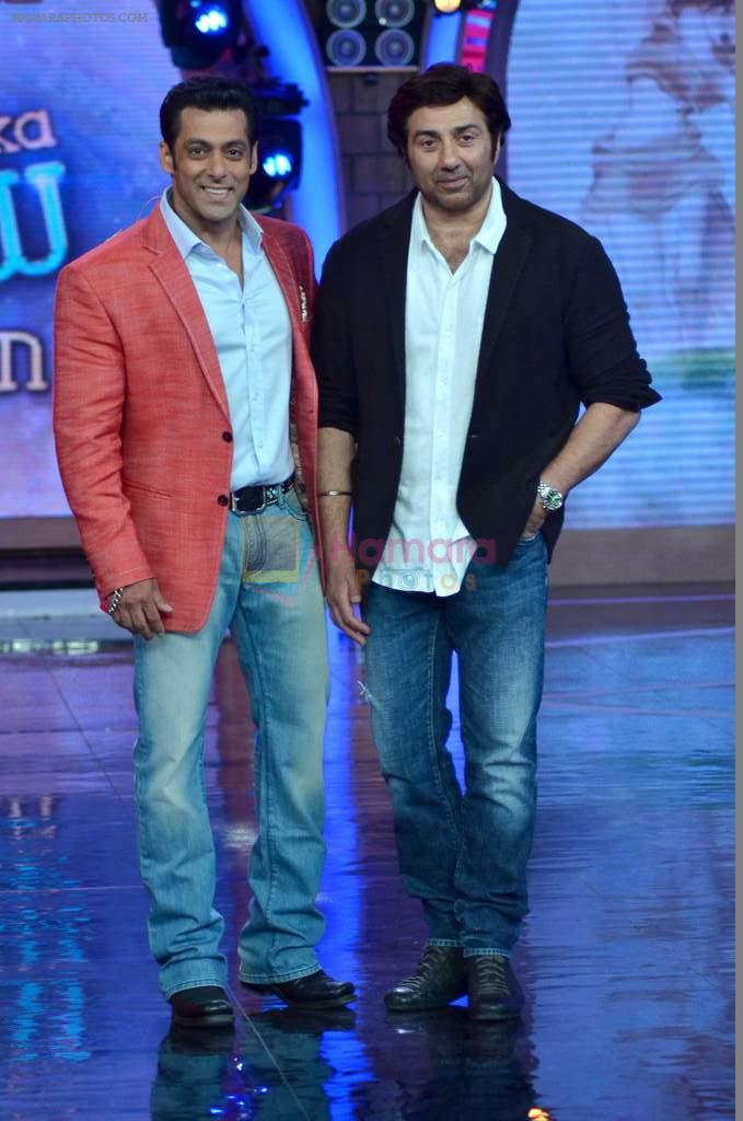 Sunny Deol, Salman Khan on the sets of Bigg Boss 7 in Mumbai on 9th Nov 2013