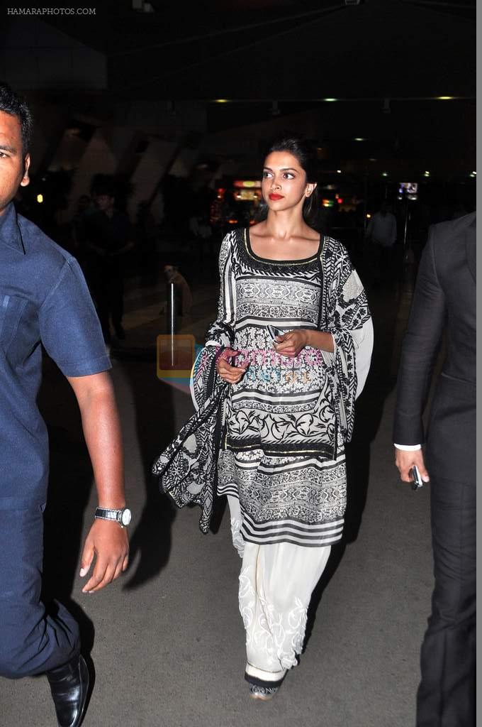 Deepika Padukone snapped at the airport in Mumbai on 9th Nov 2013
