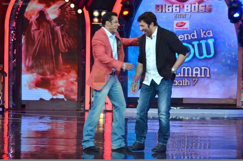 Sunny Deol, Salman Khan on the sets of Bigg Boss 7 in Mumbai on 9th Nov 2013