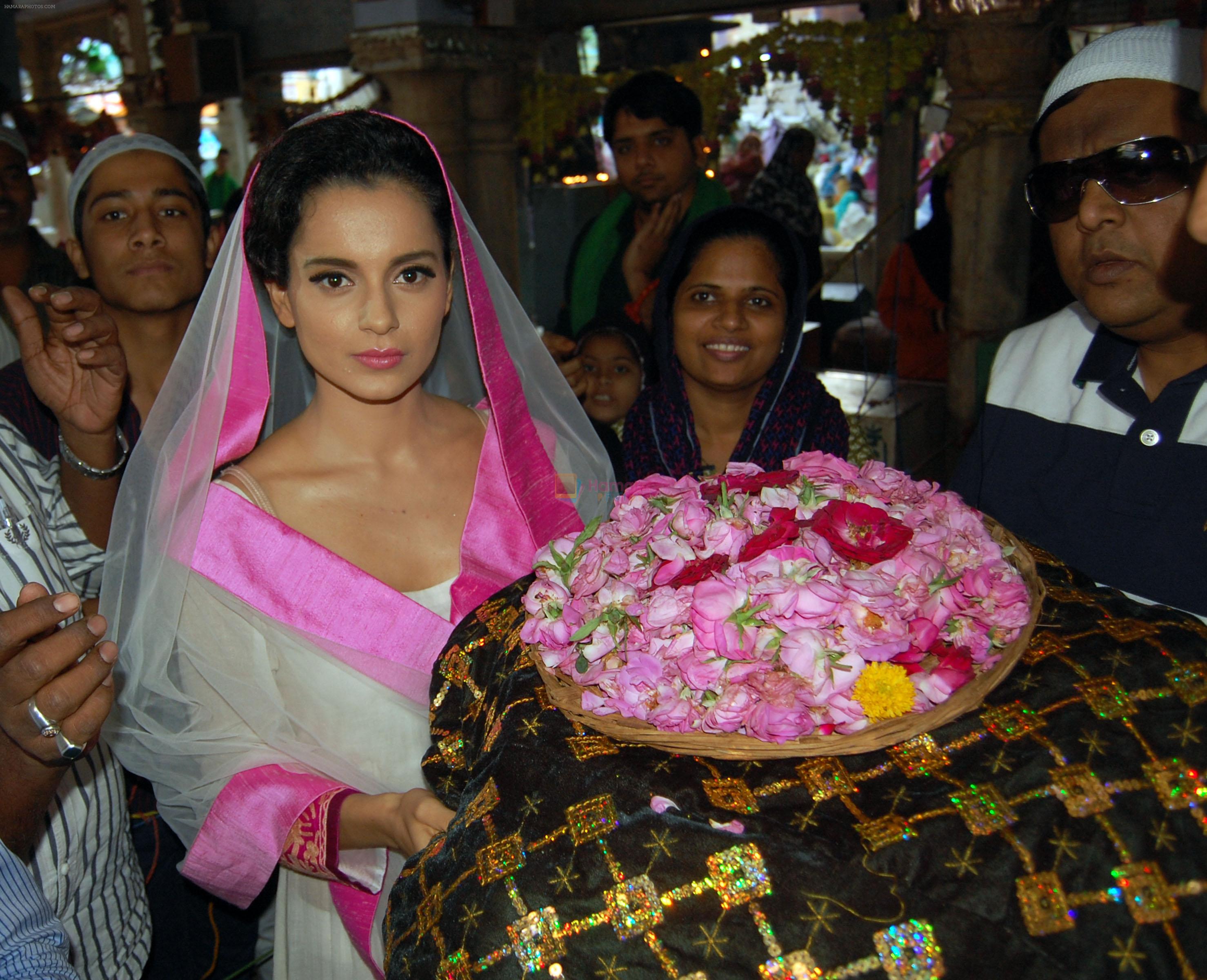 Kangana Ranaut Vists Ajmer Sharif Dargah To Take Blessings For Their Upcoming Movie RAJJO