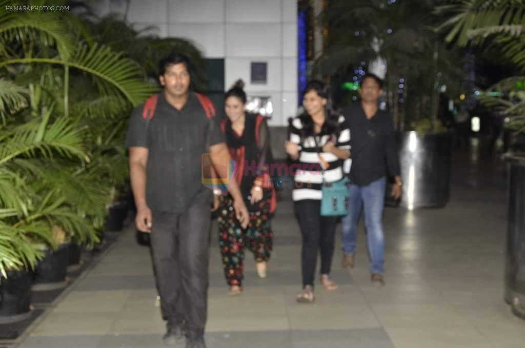 Kareena Kapoor snapped at airport in Mumbai on 15th Nov 2013