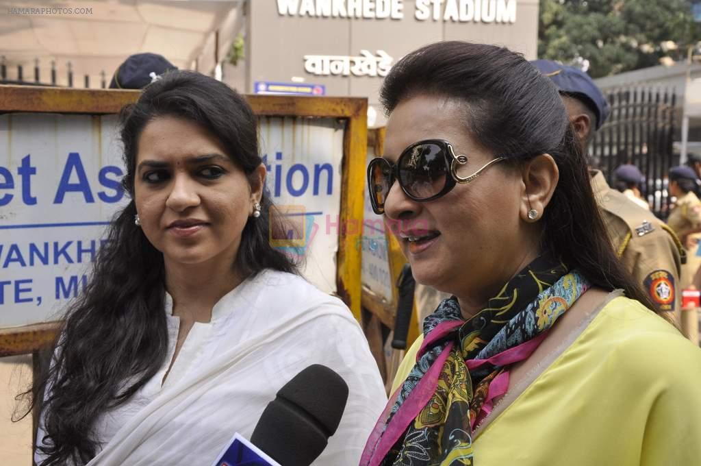 Poonam Dhillon, Shaina NC at cricket match in Mumbai on 15th Nov 2013