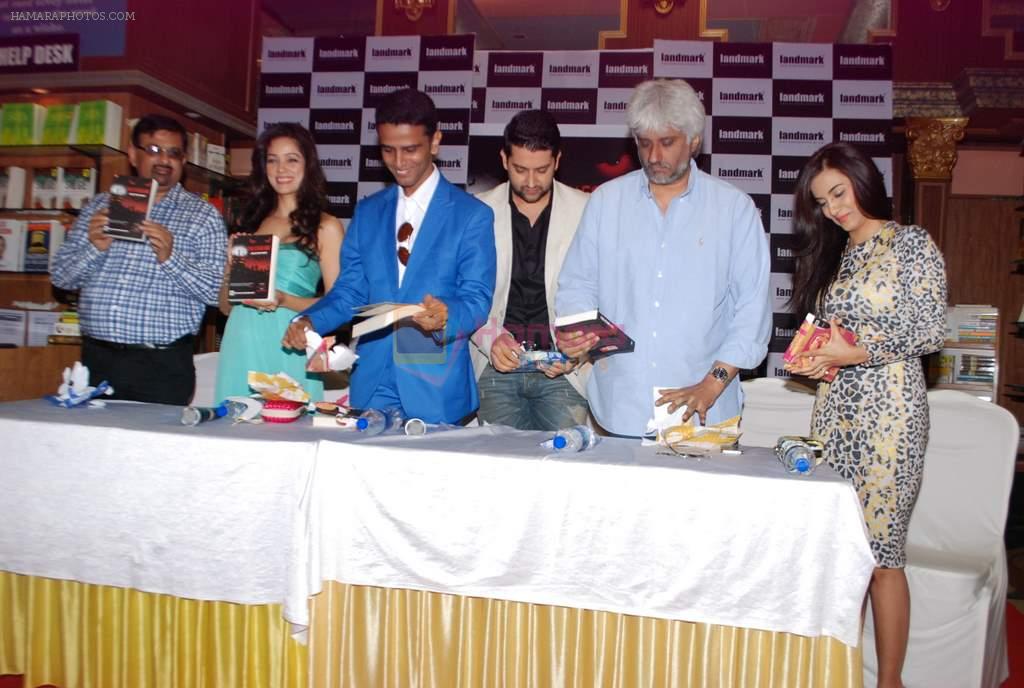 Aftab Shivdasani, Vikram Bhatt, Vidya Malvade at The other side book launch in Landmark, Mumbai on 15th Nov 2013