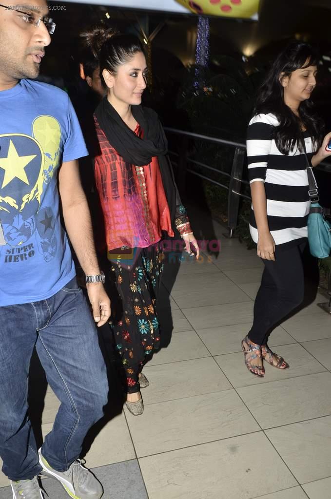 Kareena Kapoor snapped at airport in Mumbai on 15th Nov 2013