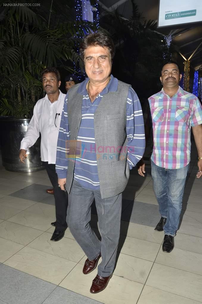 Raj Babbar snapped at airport in Mumbai on 15th Nov 2013