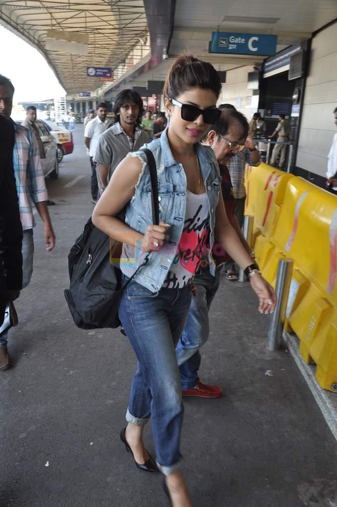 Priyanka Chopra snapped at airport in Mumbai on 19th Nov 2013