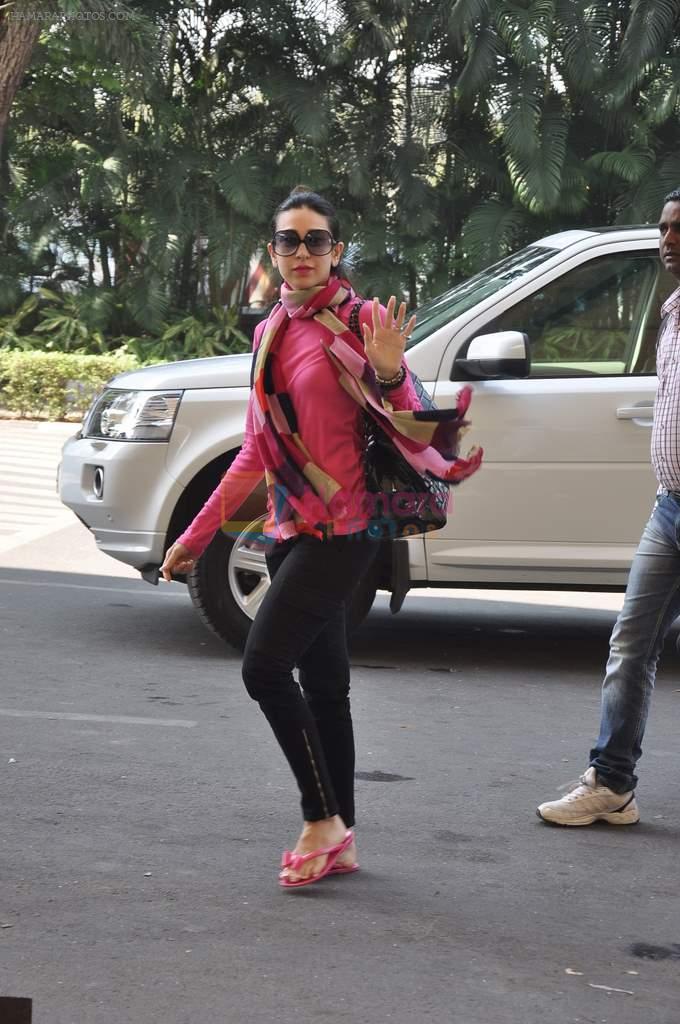 Karisma Kapoor snapped at Domestic Airport in Mumbai on 20th Nov 2013