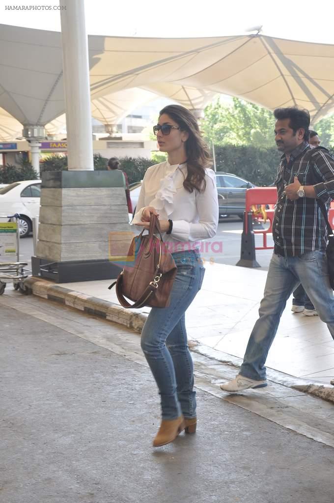 Kareena Kapoor snapped at Domestic Airport in Mumbai on 20th Nov 2013