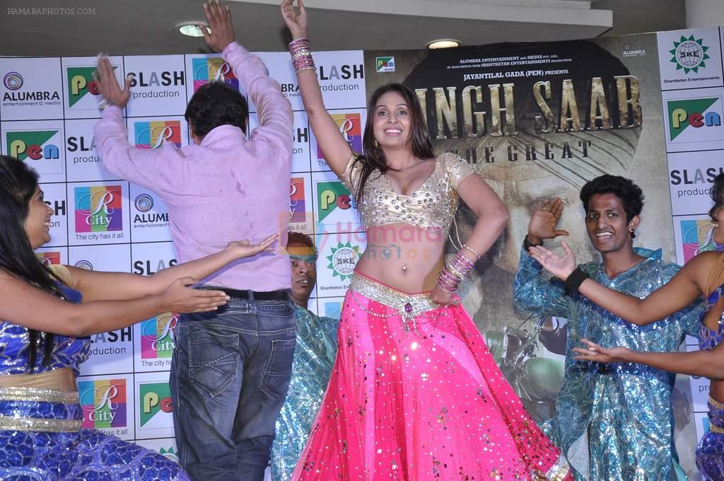 Simran Khan at Singh Saheb the great promotional event in R City Mall, Mumbai on 19th Nov 2013