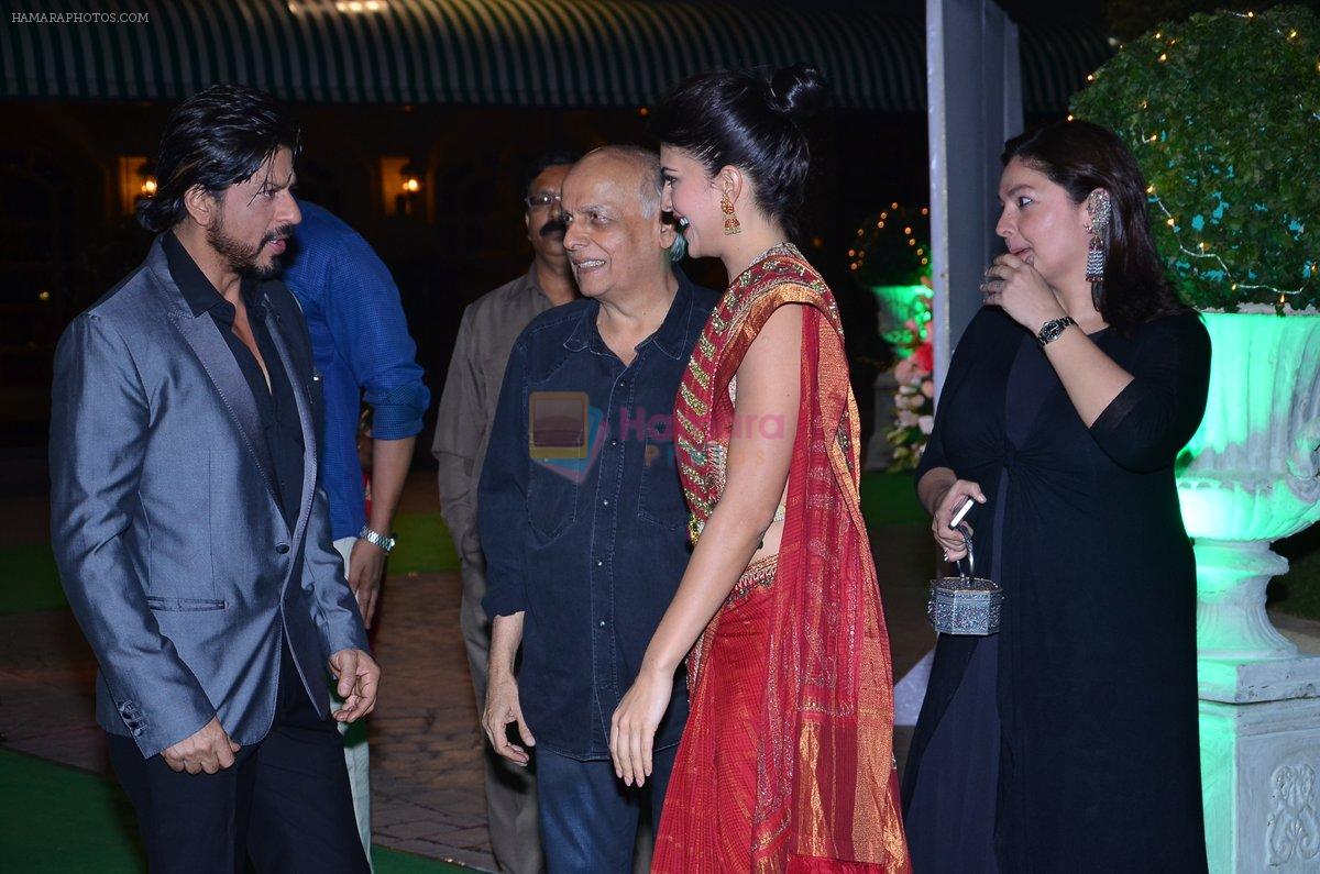 Jacqueline Fernandez, Mahesh Bhatt, Pooja Bhatt, Shahrukh Khan at Vishesh Bhatt's Wedding Reception in Taj Land's End, Bandra, Mumbai on 28th Nov 2013