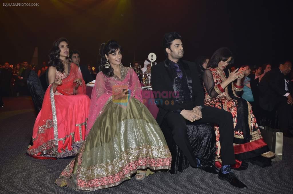 Esha Gupta, Chitrangada Singh, Manish Paul at Saif Belhasa Holdings Masala Awards on 29th Nov 2013