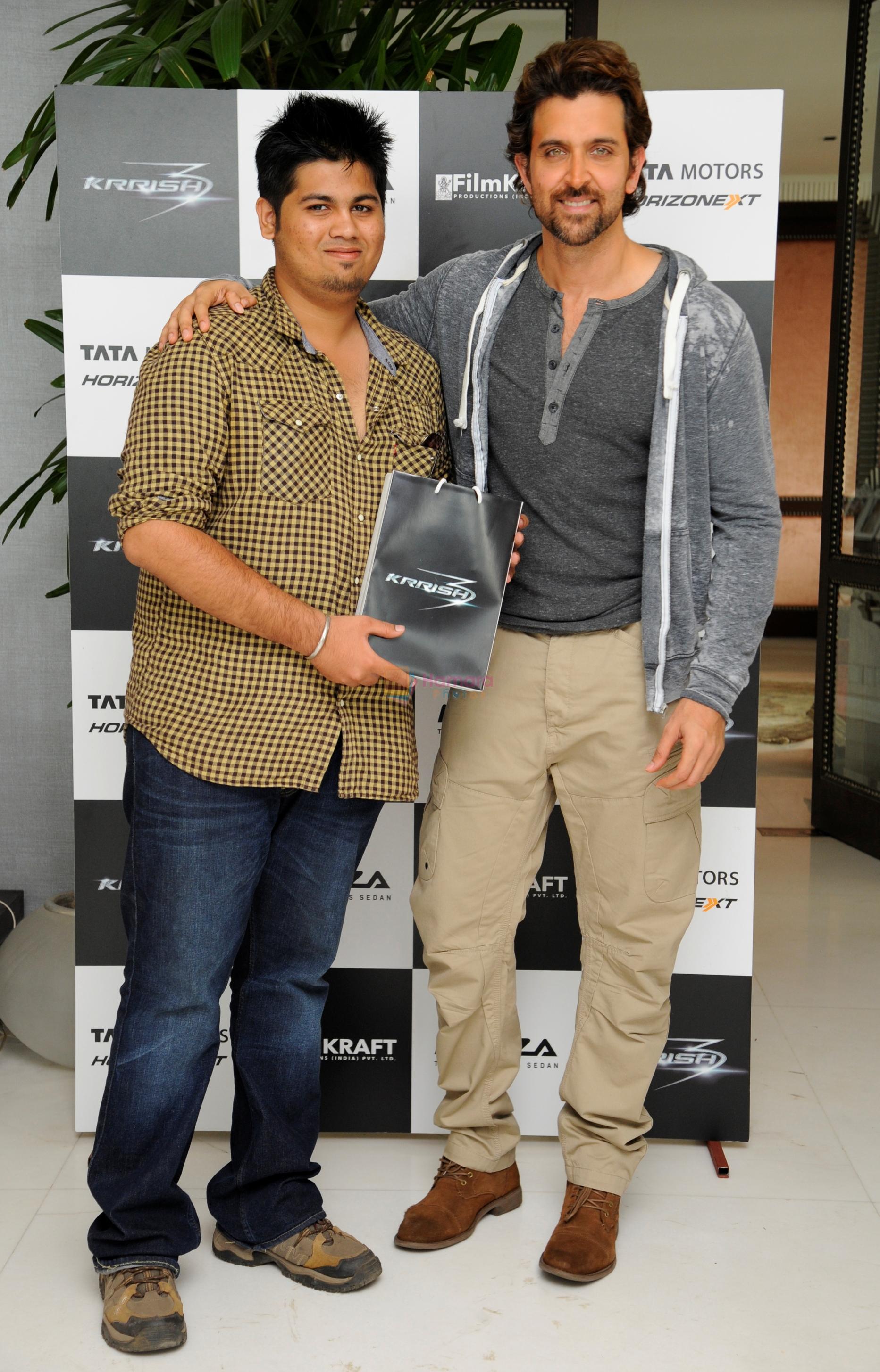 Hrithik Roshan with winners of Tata Manza's Driven by the Extraordinary on 29th Nov 2013