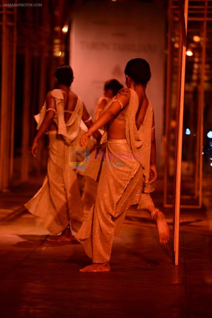 Model walks for Tarun Tahiliani at AVBFW 2013 in Mumbai on 29th Nov 2013