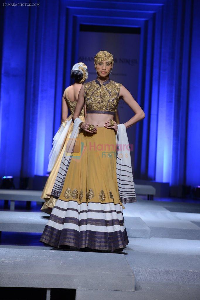 Model walk the ramp for Shantanu Nikhil Show at AVBFW 2013 on 2nd Dec 2013