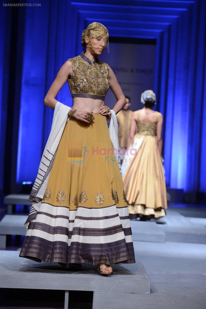 Model walk the ramp for Shantanu Nikhil Show at AVBFW 2013 on 2nd Dec 2013