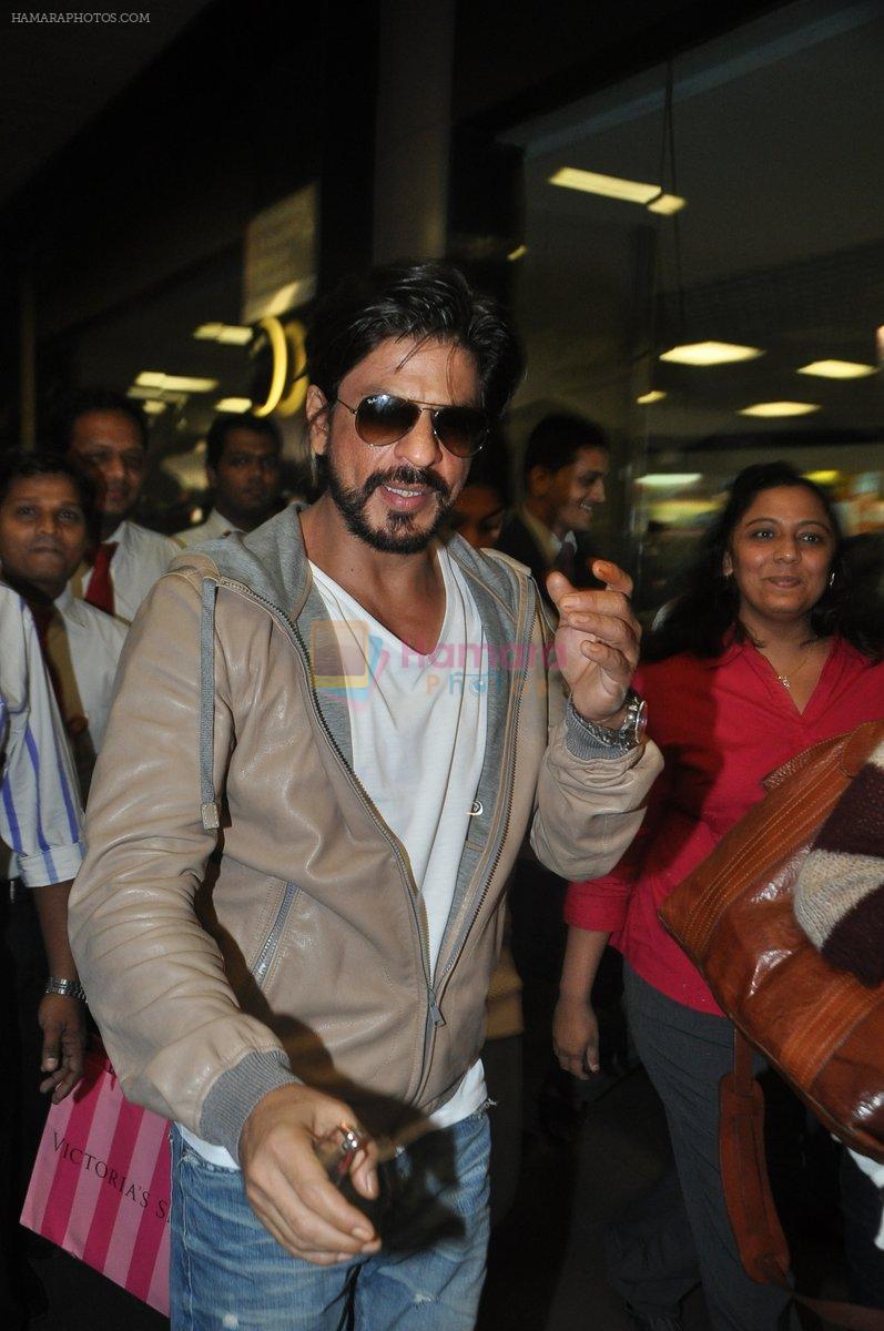 Shahrukh Khan return from Dubai AAA concert in Mumbai on 2nd Dec 2013