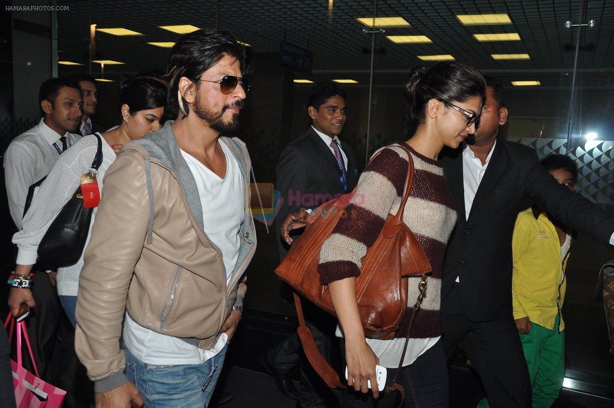 Shahrukh Khan and Deepika Padukone return from Dubai AAA concert in Mumbai on 2nd Dec 2013