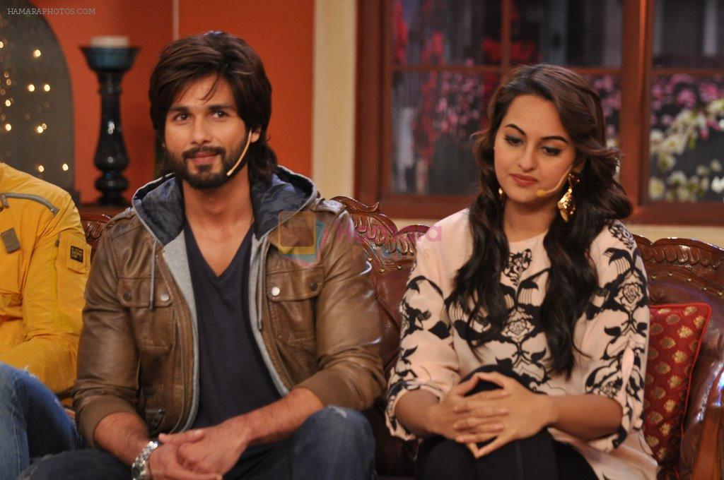 Sonakshi Sinha, Shahid Kapoor on the sets of Comedy Nights with Kapil in Mumbai on 4th Dec 2013