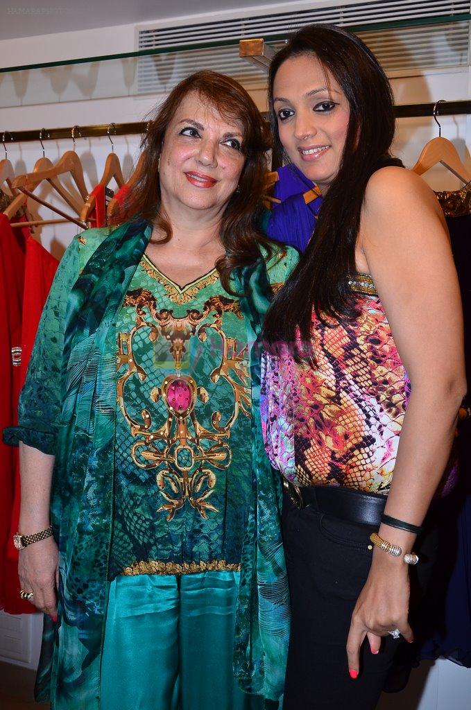 Zarine Khan at Fizaa store in Mumbai on 4th Dec 2013