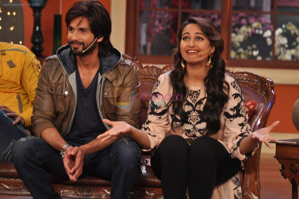 Sonakshi Sinha, Shahid Kapoor on the sets of Comedy Nights with Kapil in Mumbai on 4th Dec 2013