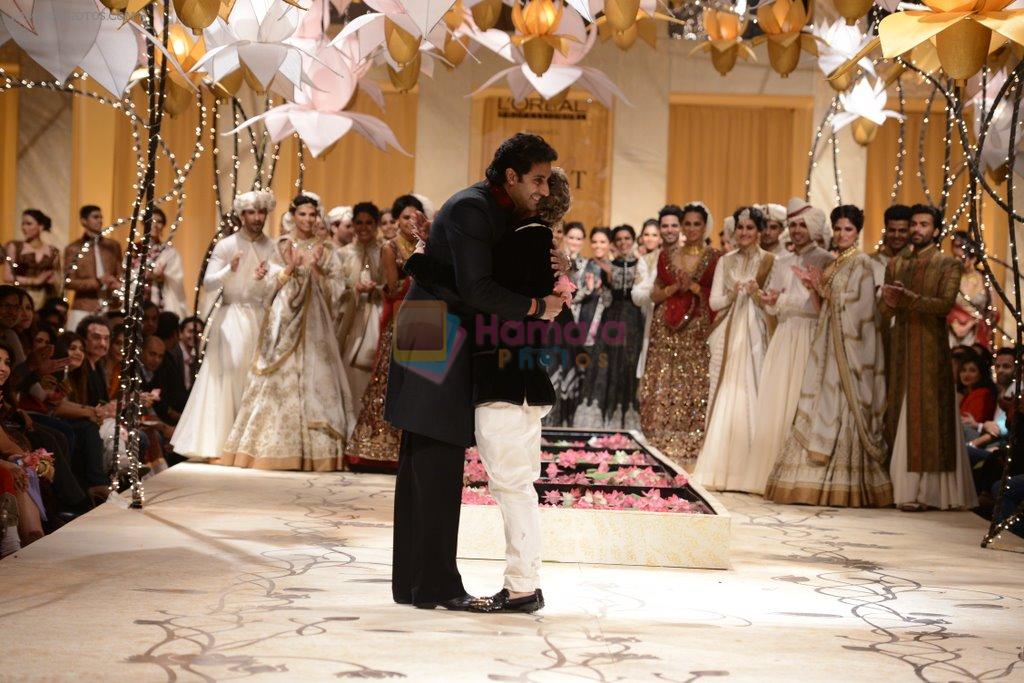 Abhishek Bachchan walk the ramp for Rohit Bal Show at Bridal Fashion Week 2013 Day 6 on 4th Dec 2013