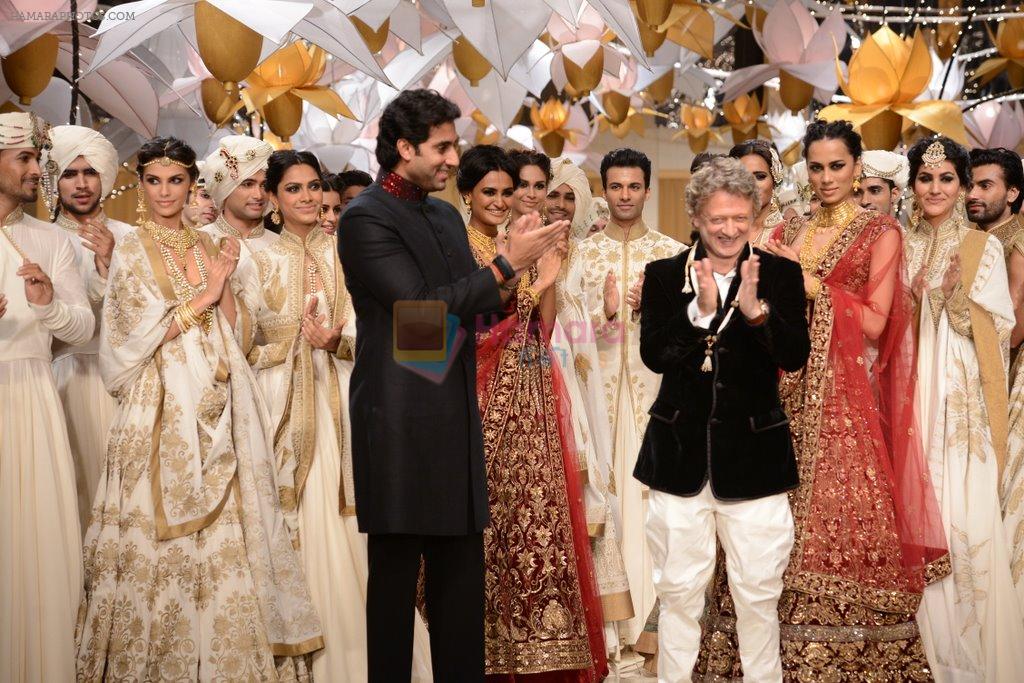 Abhishek Bachchan walk the ramp for Rohit Bal Show at Bridal Fashion Week 2013 Day 6 on 4th Dec 2013