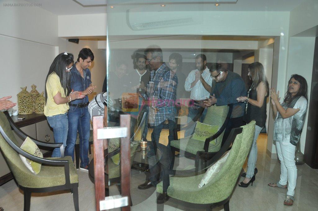 Ayushman Khurana, Shahid Kapoor, Manyata Dutt, Krishika Lulla at R Rajkumar Screening in Juhu, Mumbai on 5th Dec 2013