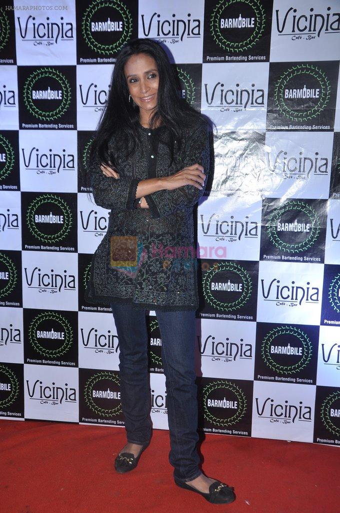 Suchitra Pillai snapped at Vicinia bar in Kemps Corner, Mumbai on 6th Dec 2013