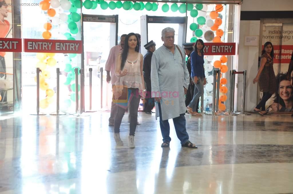 Om Puri, Shilpa Anand on location of the film The Mall in Bhayander, Mumbai on 9th Dec 2013