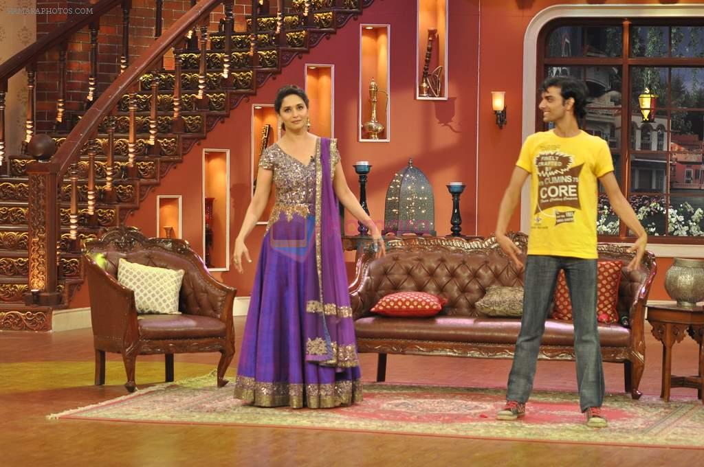 Madhuri Dixit promote Dedh Ishqiya on the sets of Comedy Nights with Kapil in Filmcity, Mumbai on 13th Dec 2013