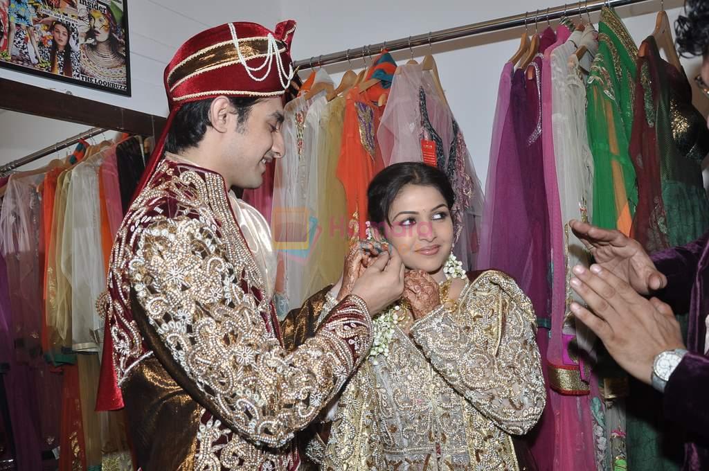 Rafi Mailk, Keerti Nagpure at Wedding sequence preparations for TV serial Desh Ki Beti Nandini in Riyaz Ganji store, Juhu on 18th Dec 2013