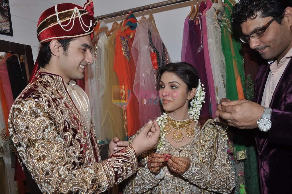 Rafi Mailk, Keerti Nagpure, Riyaz Ganji at Wedding sequence preparations for TV serial Desh Ki Beti Nandini in Riyaz Ganji store, Juhu on 18th Dec 2013