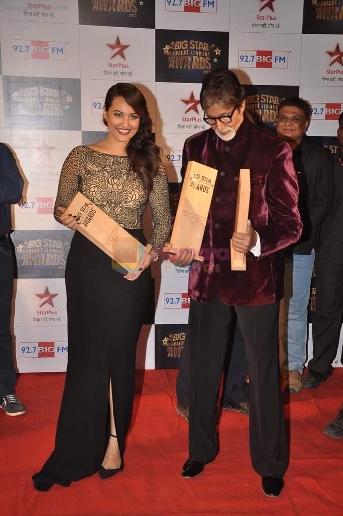 Amitabh Bachchan, Sonakshi Sinha at Big Star Awards red carpet in Andheri, Mumbai on 18th Dec 2013