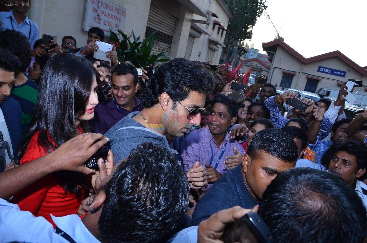Abhishek Bachchan, Katrina Kaif with Dhoom 3 starcast mobbed at movie promotions on 18th Dec 2013