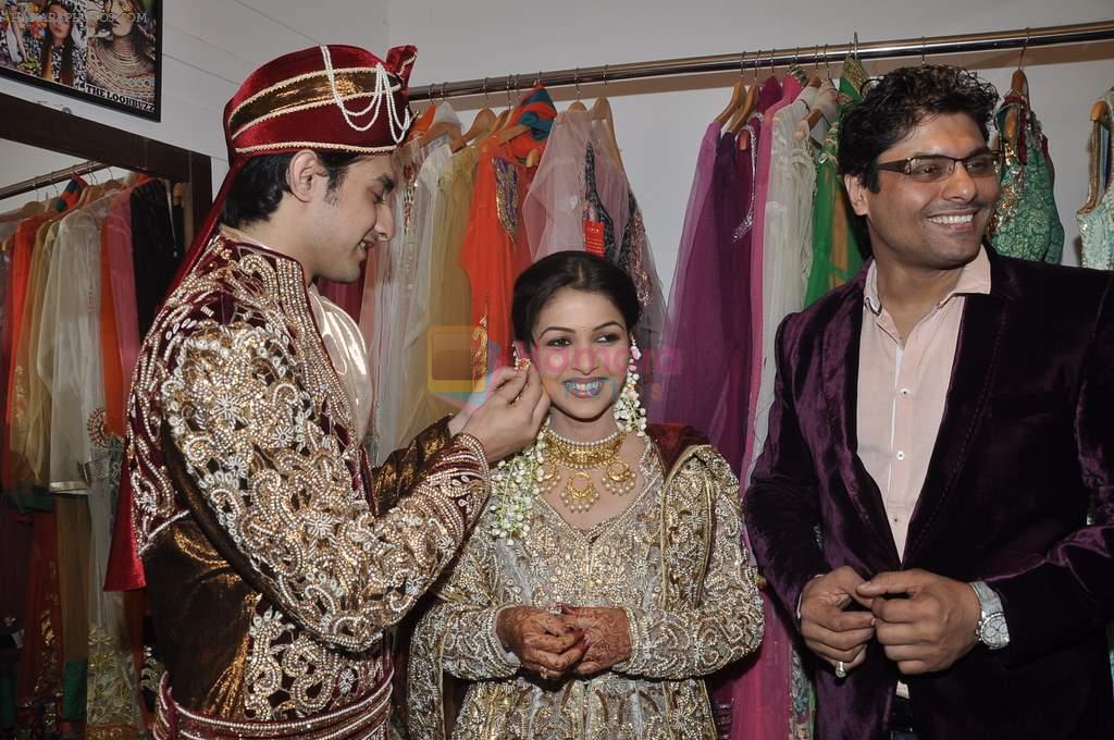 Rafi Mailk, Keerti Nagpure, Riyaz Ganji at Wedding sequence preparations for TV serial Desh Ki Beti Nandini in Riyaz Ganji store, Juhu on 18th Dec 2013