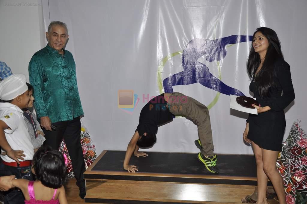 Dalip Tahil at Mandeep's Hot Yoga launch in Andheri, Mumbai on 21st Dec 2013