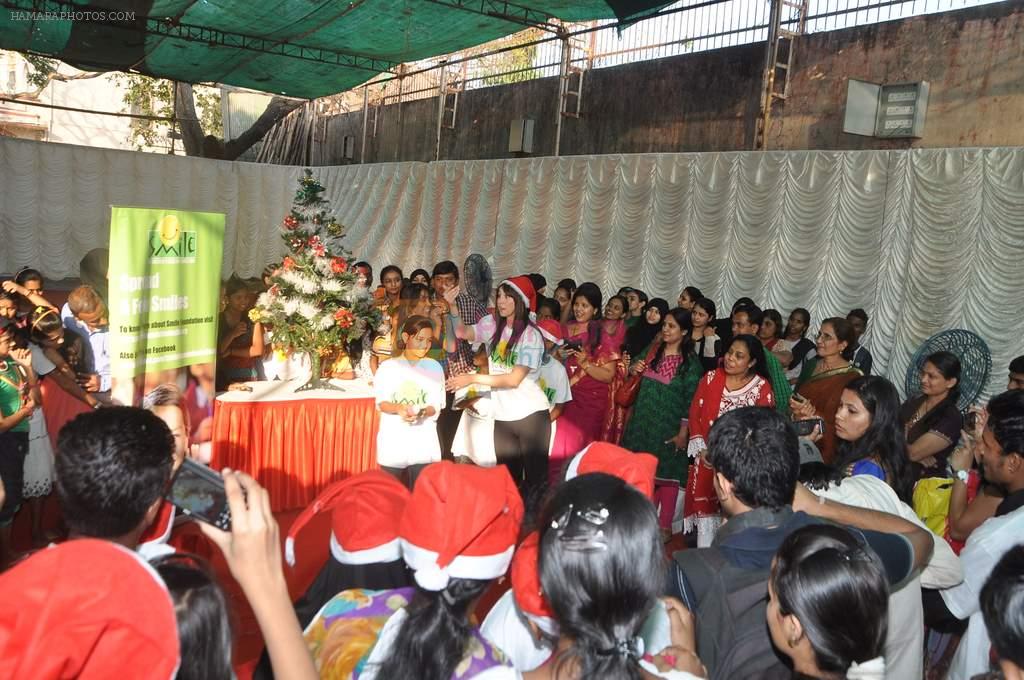 Lauren Gottlieb joined the children as a Santa enhancing their festive spirit in Mumbai on 24th Dec 2013