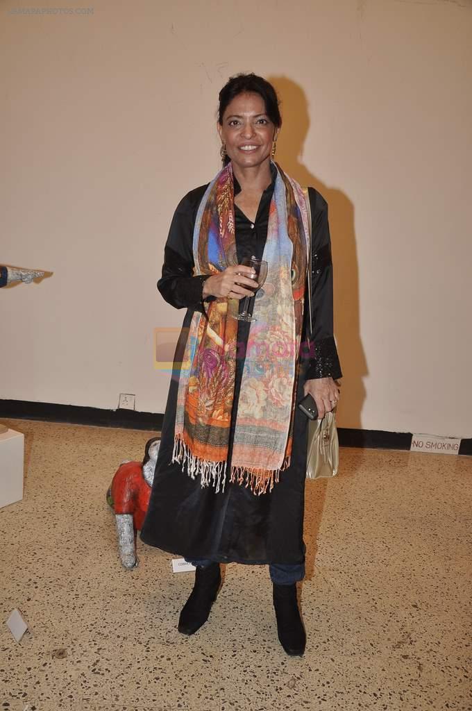 Leena Mogre at Bharti Pitre's art show in Jehangir, Mumbai on 25th Dec 2013