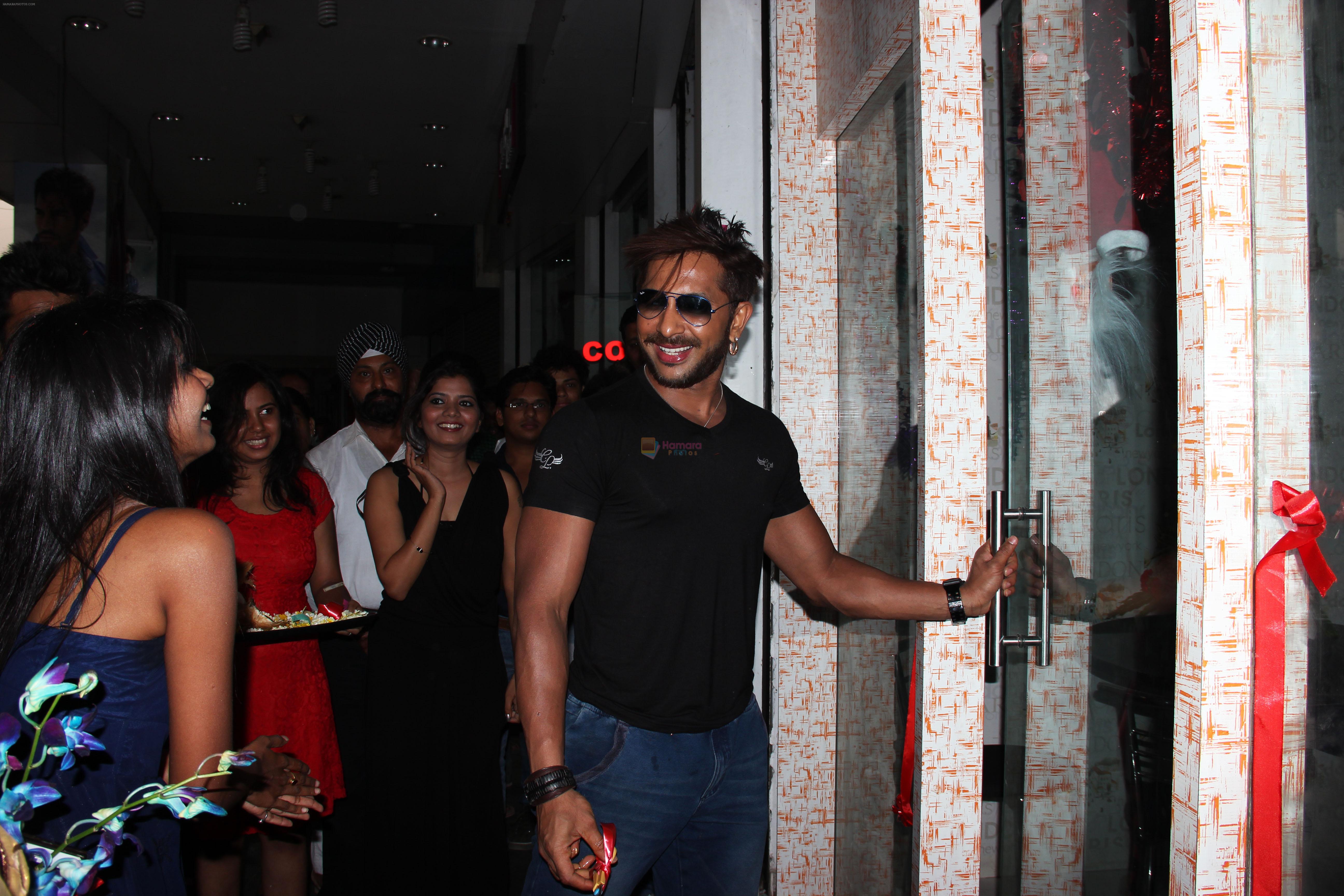 Terence Lewis inaugurates the new den for youngsters in Mumbai on 25th Dec 2013