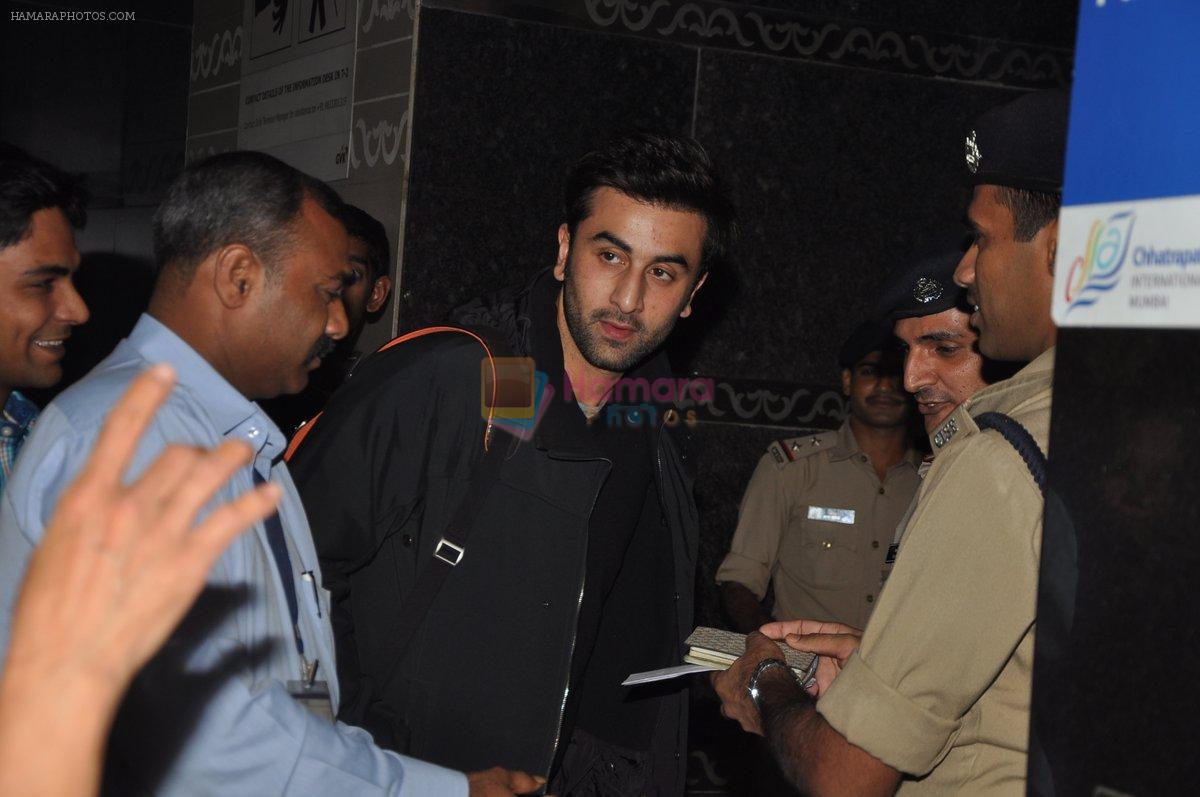 Ranbir Kapoor leave for New Years Vacation in Mumbai on 25th Dec 2013