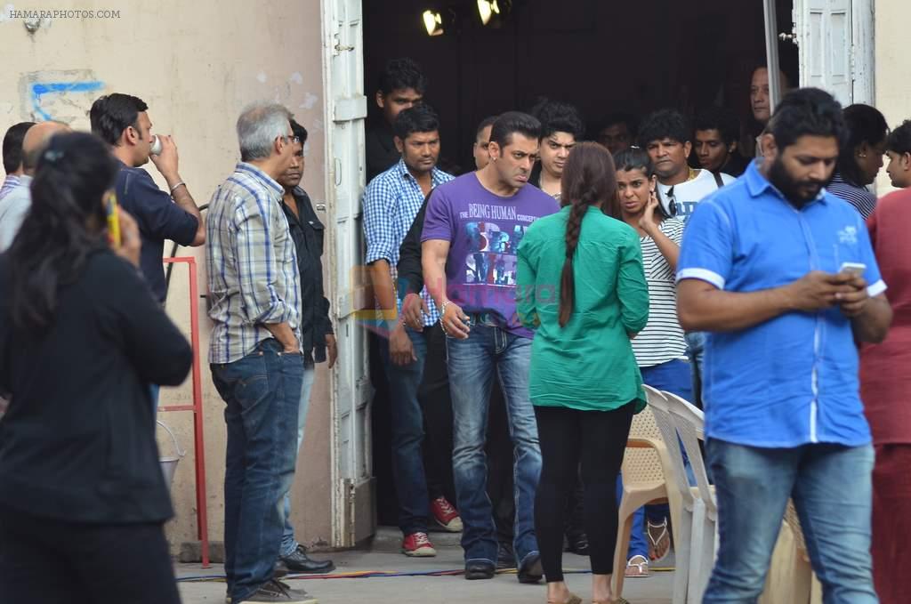 Salman Khan snapped at Mehboob in Mumbai on 3rd Jan 2014