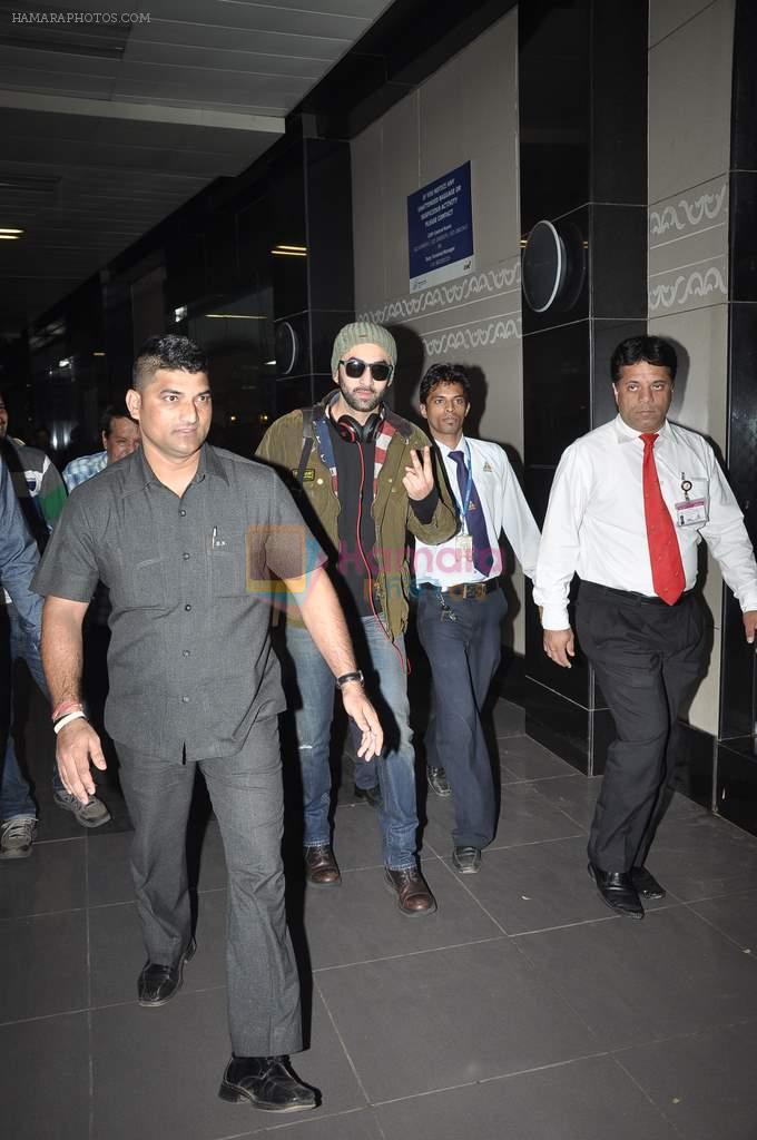 Ranbir Kapoor snapped at airport in Mumbai on 3rd Jan 2014