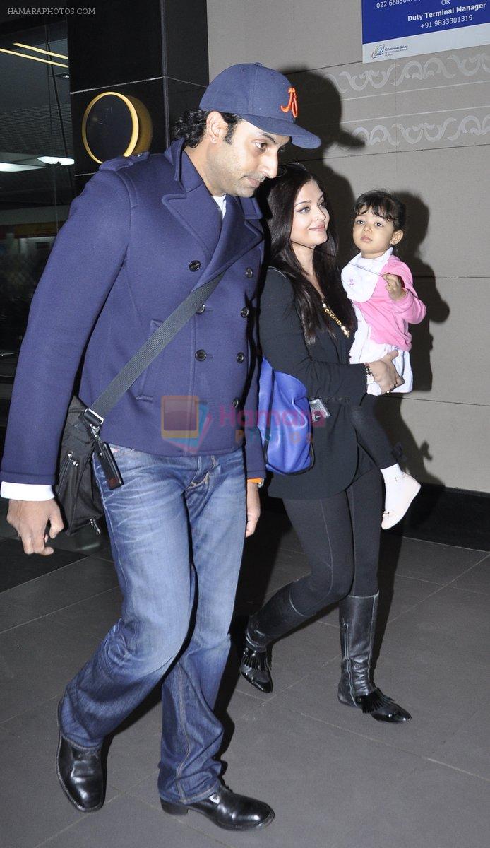 Abhishek Bachchan, Aishwarya Bachchan snapped at the airport in Mumbai on 5th Jan 2014