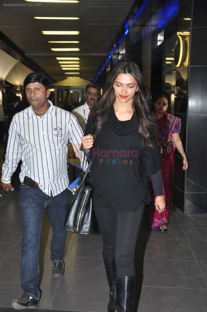 Deepika Padukone arrive from NY in Mumbai Airport on 6th Jan 2014