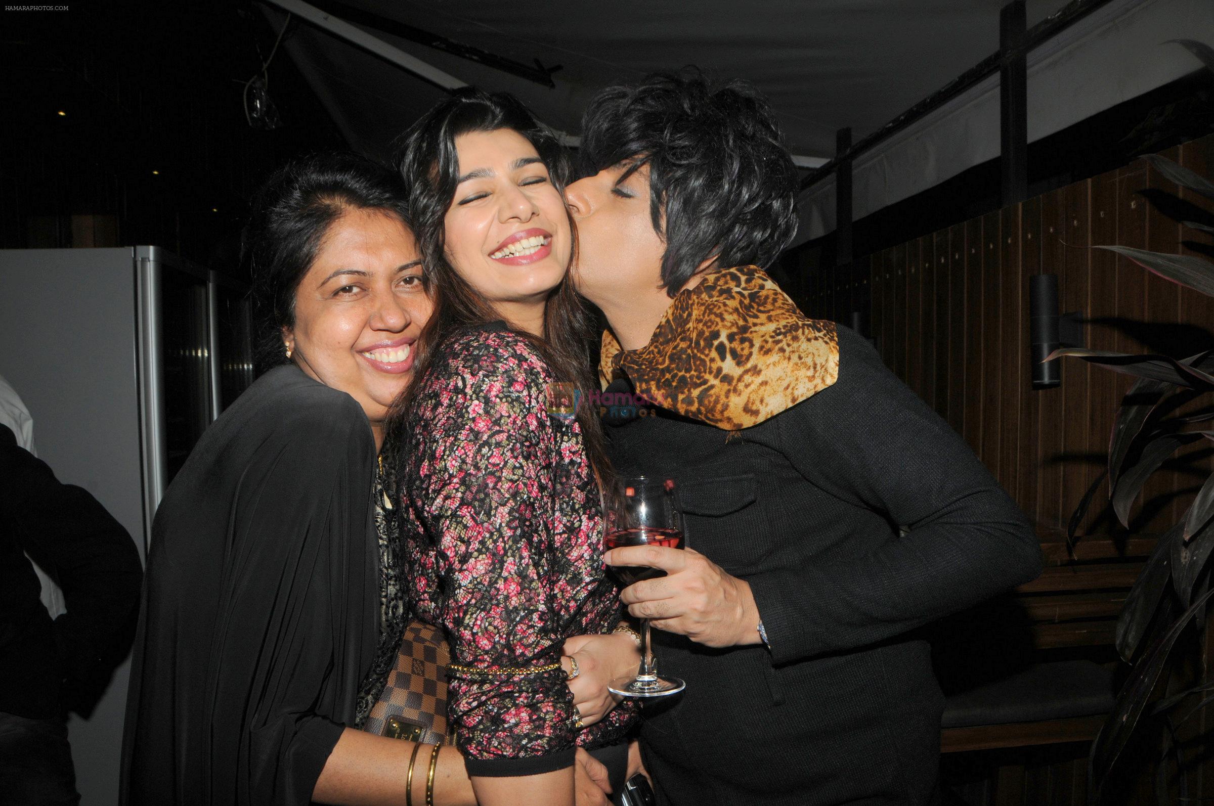 Swati Loomba, Mink Brar with Rohhit Verma at Rohhit Verma hosts a surprise party for Prem Sharma in Mumbai on 5th Jan 2014