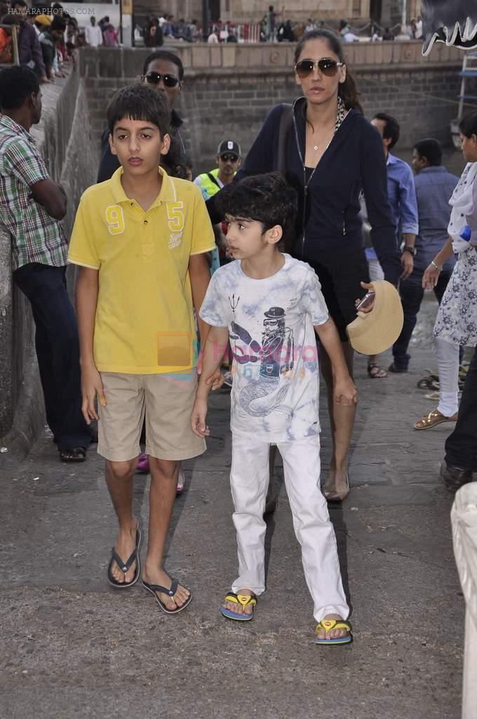 Hrihrik Roshan spends bday with his kids in Gateway of India, Mumbai on 10th Jan 2014