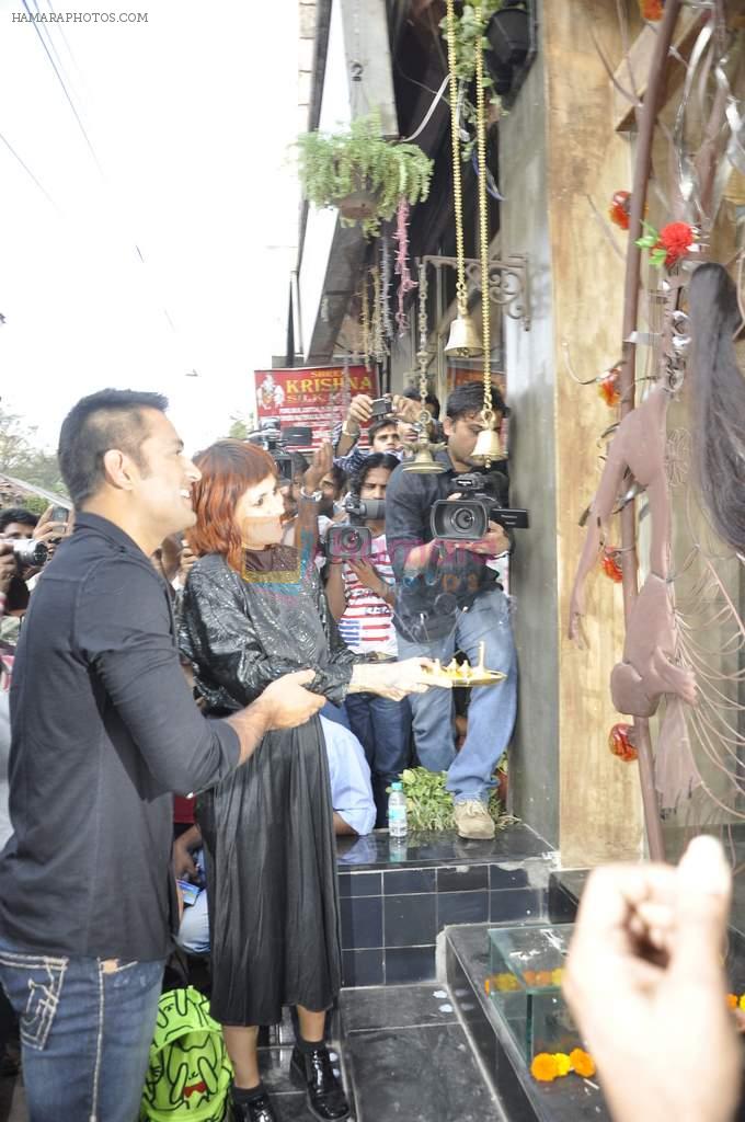 Mahendra Singh Dhoni promotes Sapna Bhavnani's Mad O Wot Parlour in Bandra, Mumbai on 11th Jan 2014