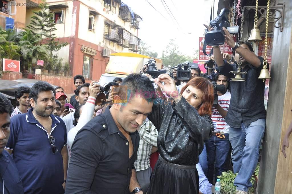 Mahendra Singh Dhoni promotes Sapna Bhavnani's Mad O Wot Parlour in Bandra, Mumbai on 11th Jan 2014